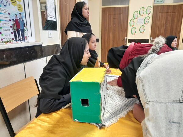انتخابات شورای دانش آموزی در دبیرستان مادرمهربان خلیل آباد