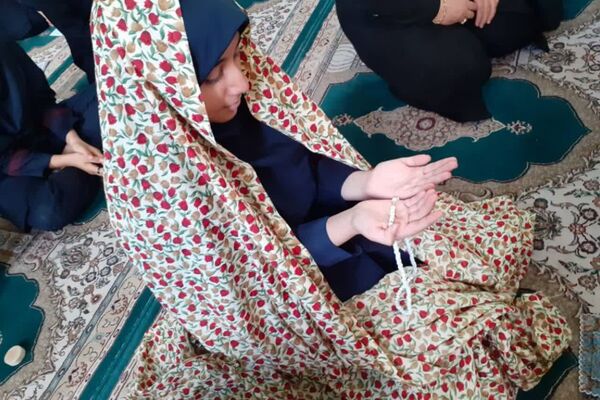 اقامه نماز جماعت دانش‌آموزان در مسجد