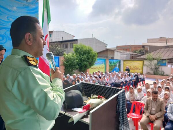 حضور نیروهای انتظامی در دبیرستان نجم قائمشهر