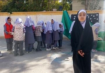 ایام فاطمیه که می آید دیوارهای مدرسه حال و هوای دلدادگی می گیرند