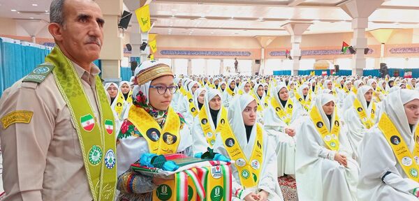 گردهمایی بزرگ دانش‌آموزان دختر مدارس غیر دولتی در همایش یاوران مقاومت یاوران نماز