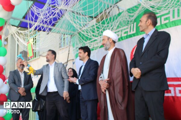 جشن شکوفه‌ها در دبستان کشاورز با استقبال ویژه از کلاس‌اولی‌ها