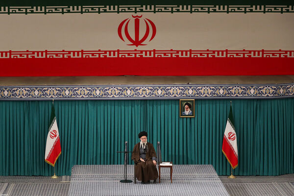 دیدار جمعی از رأی اولی‌ها و خانواده‌های شهدا با رهبر انقلاب اسلامی