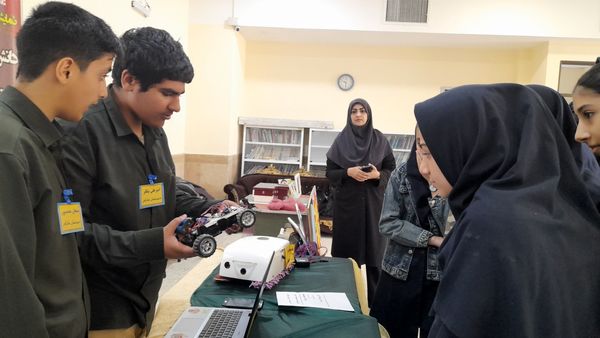 نمایشگاه کارآفرینی در هنرستان مولا متقیان