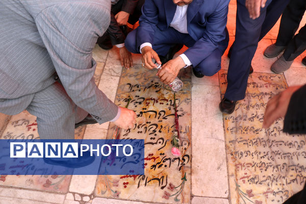 عطرافشانی مزار شهدای فرهنگی استان قم