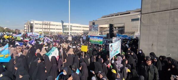 راهپیمایی سیزدهم آبان ماه با حضور دختران دبیرستان شاهد وارثان نور 