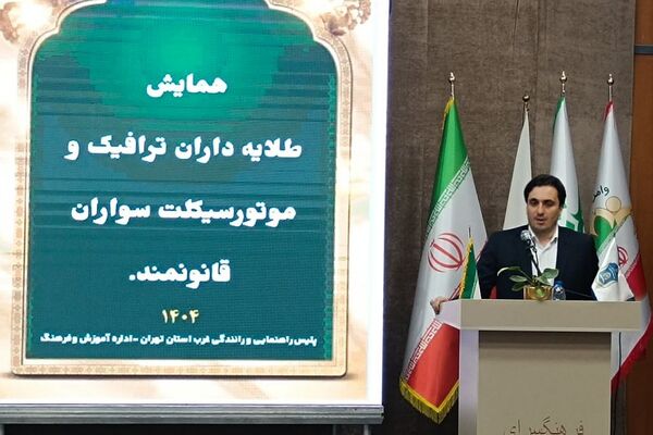 فرهنگ‌سازی با عمل؛ اهدای کلاه ایمنی رایگان در همایش طلایه‌داران ترافیک شهریار