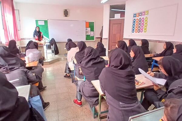 آموزش اصول ایمنی و سلامتی هنگام وقوع زلزله در دبیرستان پویش دماوند
