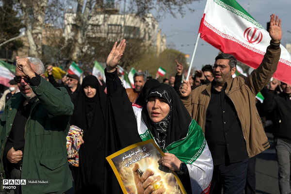 مراسم بیعت با سومین رهبر انقلاب در تهران - 1