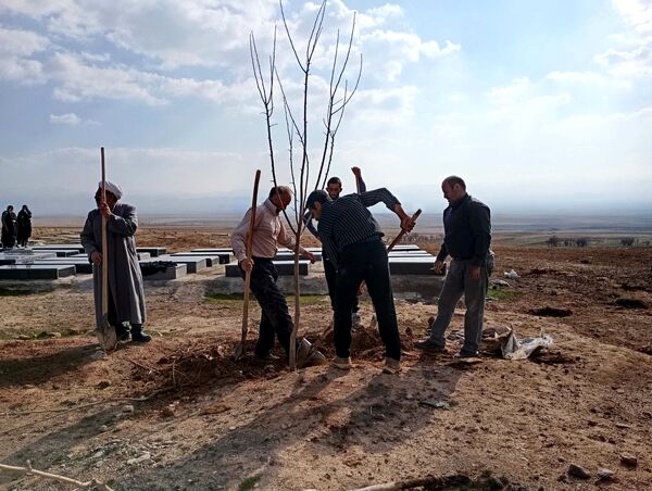 کاشت نهال در آرامستان روستای گزکوه