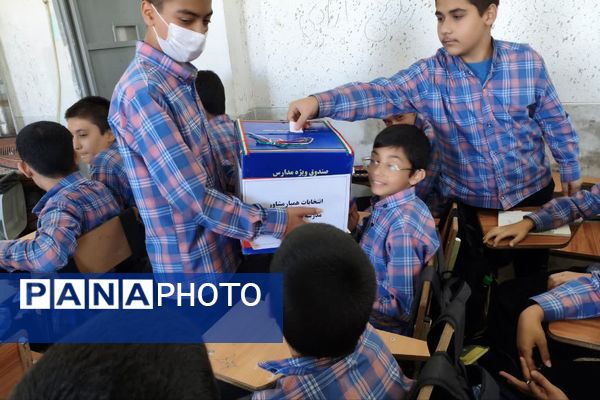 انتخاباتی برای ایجاد آرامش فکری و روحی در دبیرستان معارف صدرا ولایت 