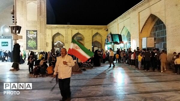 غرفه دهه نودی ها در هشتاد و پنجمین شب از اجتماعات مردمی حسینیه امام خمینی نیشابور 