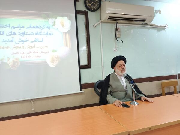 تقدیر از دانش‌آموزان برگزیده نمایشگاه دستاوردهای انقلاب اسلامی در دبیرستان طلایه داران شهید ناصری