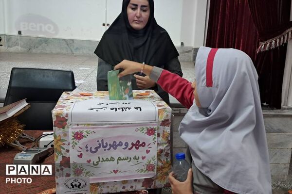 هم‌کلاسی‌های مهربان در مدرسه حاج محمدعلی تقی‌پور
