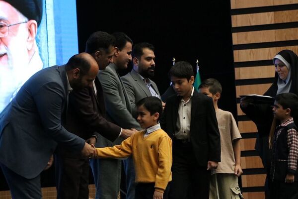 تقدیر از دانش‌آموزان برتر حوزه فرهنگی و هنری در آموزش و پرورش ناحیه یک شهرری