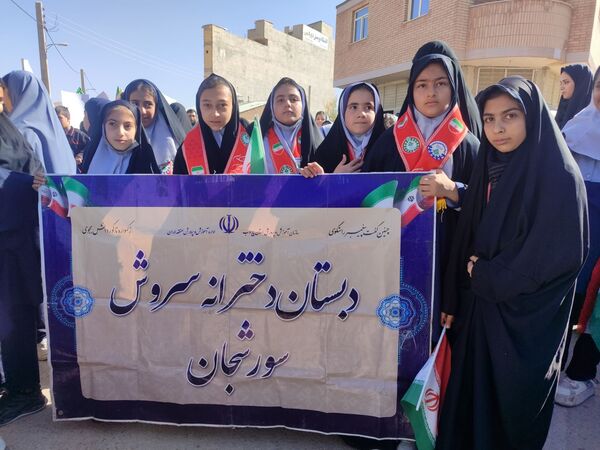 حضور گسترده دانش آموزان سورشجان در راهپیمایی ۱۳ آبان؛ فریاد ایستادگی در برابر استکبار جهانی