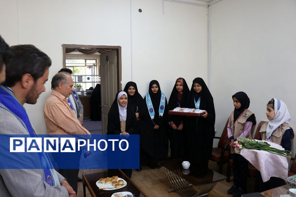 سپاس معلم در اداره آموزش و پرورش خراسان رضوی توسط دختران پیشتاز