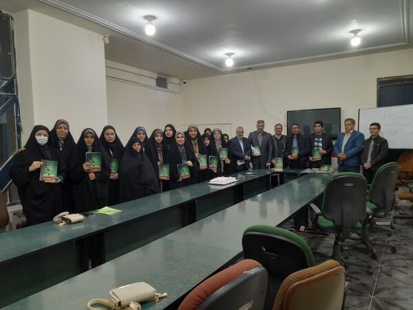 رونمایی از کتاب اولین گام مهمترین قدم در ابرکوه