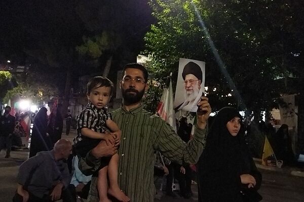 قاب هایی از رهبر شهید و رهبر معظم انقلاب در دستان سنگربان نیشابوری 