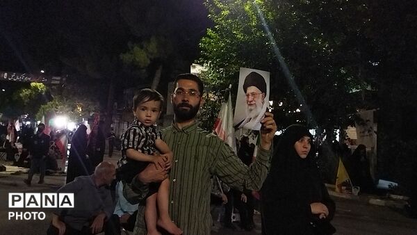 قاب هایی از رهبر شهید و رهبر معظم انقلاب در دستان سنگربان نیشابوری 