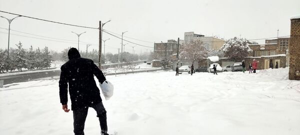 یلدای برفی در اراک؛ مردم با شادی به استقبال جشن یلدا می‌روند