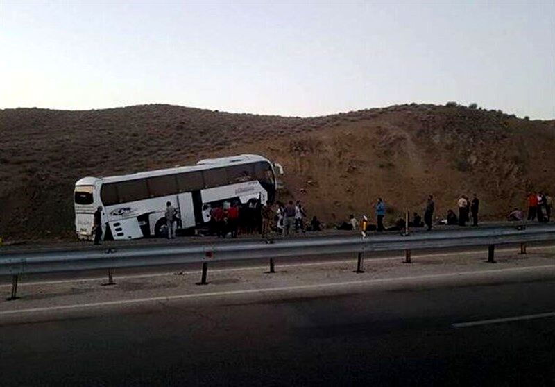 مصدومیت ۱۴ نفر در پی انحراف یک اتوبوس مسافربری