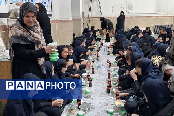 برگزاری مراسم احسان و افطار در دبیرستان حضرت ولیعصر (عج) ری یک 