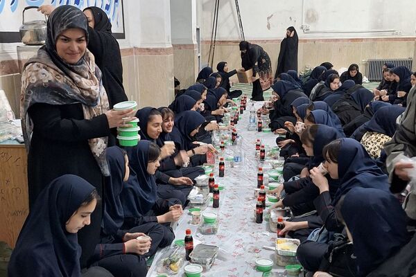 برگزاری مراسم احسان و افطار در دبیرستان حضرت ولیعصر (عج) ری یک 