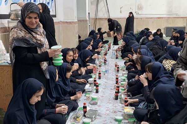 برگزاری مراسم احسان و افطار در دبیرستان حضرت ولیعصر (عج) ری یک 