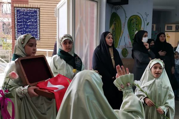 پرچم متبرک امام حسین(ع) میهمان دانش‌آموزان مدرسه زنده‌یاد قمصری