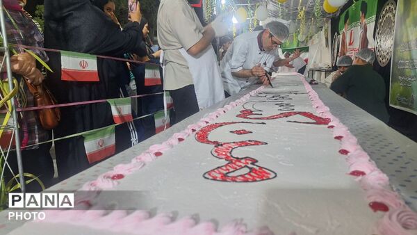  کیک ۱۴ متری کام شهروندان را شیرین کرد