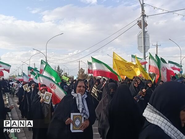 رژه «بانوان جان فدای ایران» در بلوار پیامبر اعظم قم