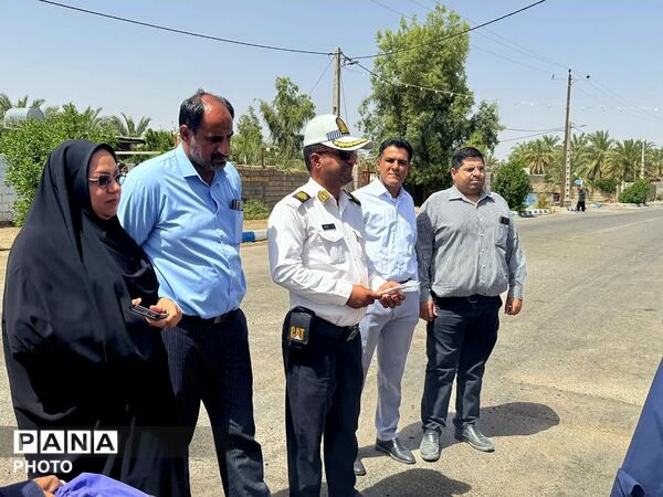 توزیع کلاه ایمنی رایگان به راکبین موتور سیکلت روستای نعمت آباد 