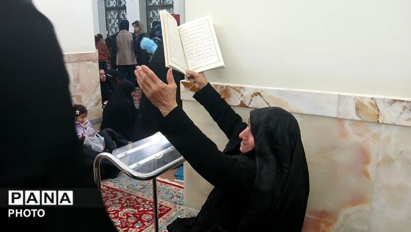 مردم کاشمر در زیارتگاه شهید مدرس قرآن بر سر گرفتند