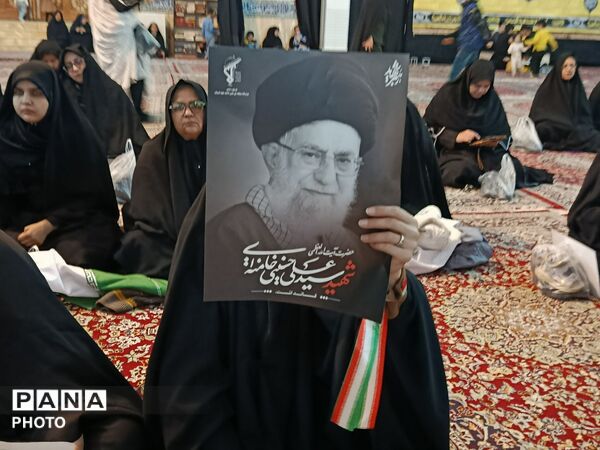 حضور اقشار مختلف مردم در مراسم اربعین رهبر شهید 