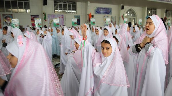 حضور پرشور مکلفین در مصلی بزرگ امام خامنه‌ای(مدظله العالی) با حضور بیش از ۱۰۰۰ هزار دانش‌آموز شهرستان