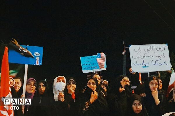 نمایش واقعی پهپادهای کرار و شاهد ۱۳۶ در اجتماع بزرگ مردمی شهرستان شیروان
