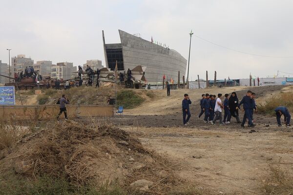 بازدید دانش آموزان و دانشجو معلمان اردبیلی از نمایشگاه هفته دفاع مقدس 