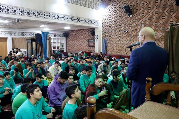 حضور رئیس مجلس شورای اسلامی در بین نوجوانان معتکف