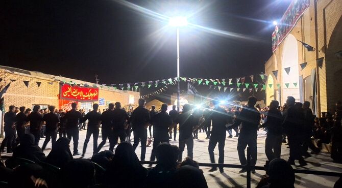 مراسم عزاداری و حسین‌گویان در محوطه قدمگاه حضرت علی (ع)