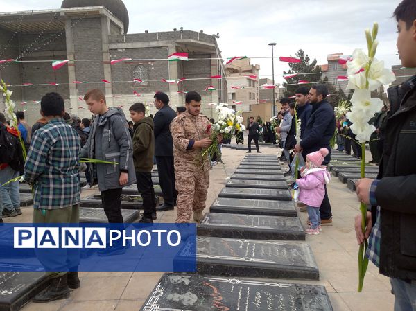 مراسم عطرافشانی مزار شهدا با حضور پرشکوه نوجوانان دهه نودی