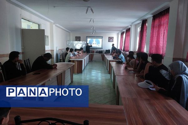 کلاس آموزش خلبانی پهباد در پژوهشسرای ۹ دی رباط‌کریم 