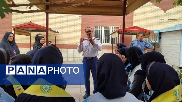 بازدید ارزیاب سازمان دانش‌آموزی کشور از فعالیت‌های مدارس تمام تشکیلاتی استان البرز 