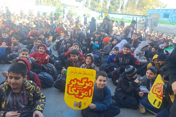 شادی دانش‌آموزان معارف ۶ در جشن پیروزی انقلاب 