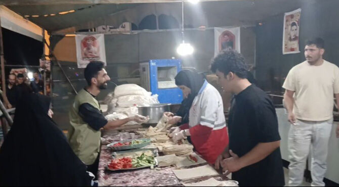 کوهدشت، گذرگاهِ بهشت؛ خدمت به زائران درموکب‌ها با عشقِ حسین (ع) 
