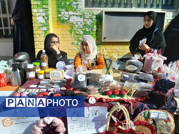 نمایشگاه کارآفرینی دانش‌آموزان دبیرستان حجاب شهرستان ورامین