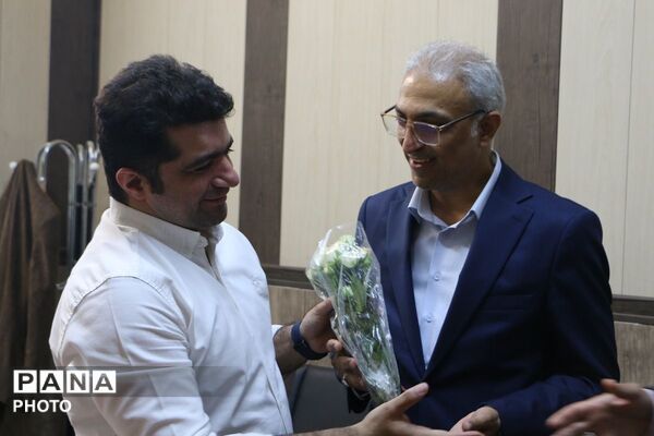 شاخه ای گل؛ هزاران قدردانی