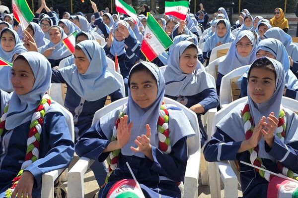 جشن عاطفه‌ها؛ لبریز از مهربانی در دبستان دخترانه قدر بهارستان ۲