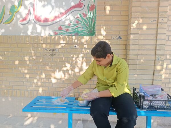 ناهار وحدت با طعم  شادی و لذت در مدرسه شاهد حاج مصلحیان