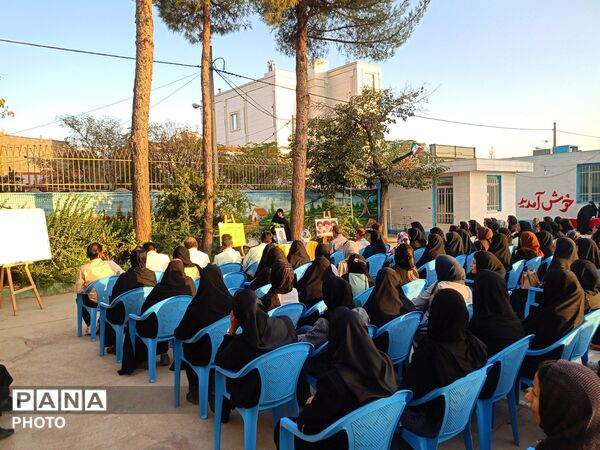 جلسه انجمن اولیا در دبیرستان دخترانه فرهیختگان